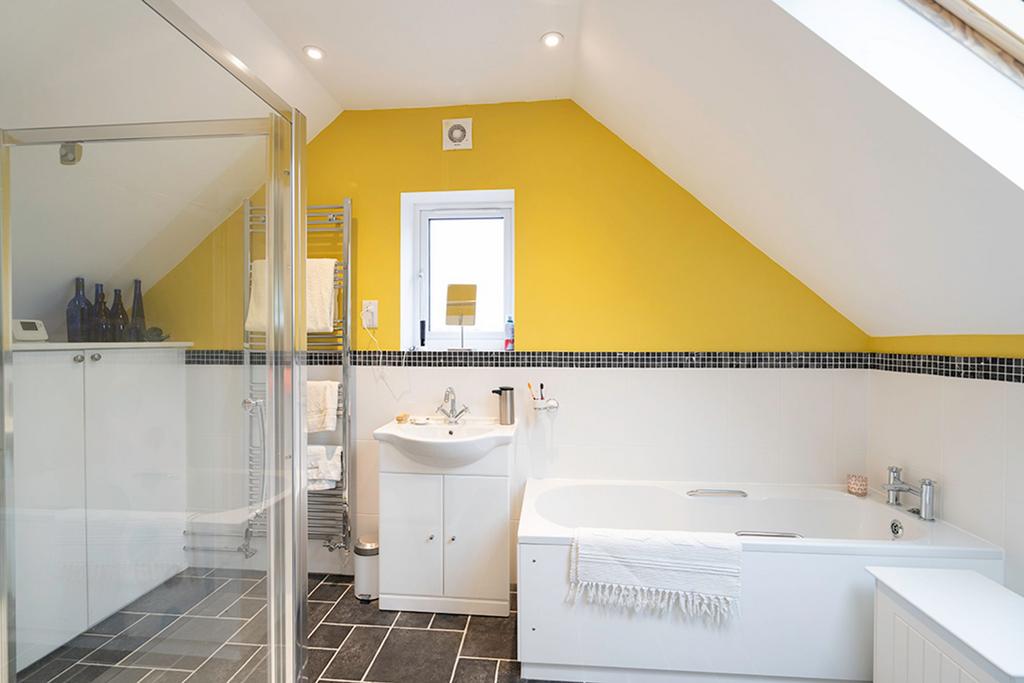 Annexe One Upstairs Bathroom