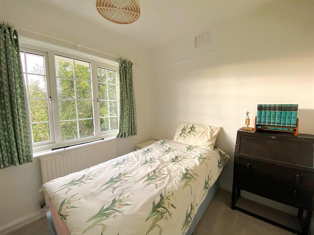 1 New Park Ave - Bed3.jpg