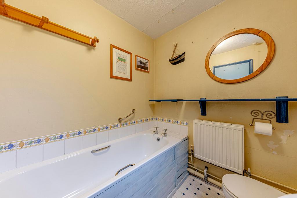 Bathroom W.C (1)