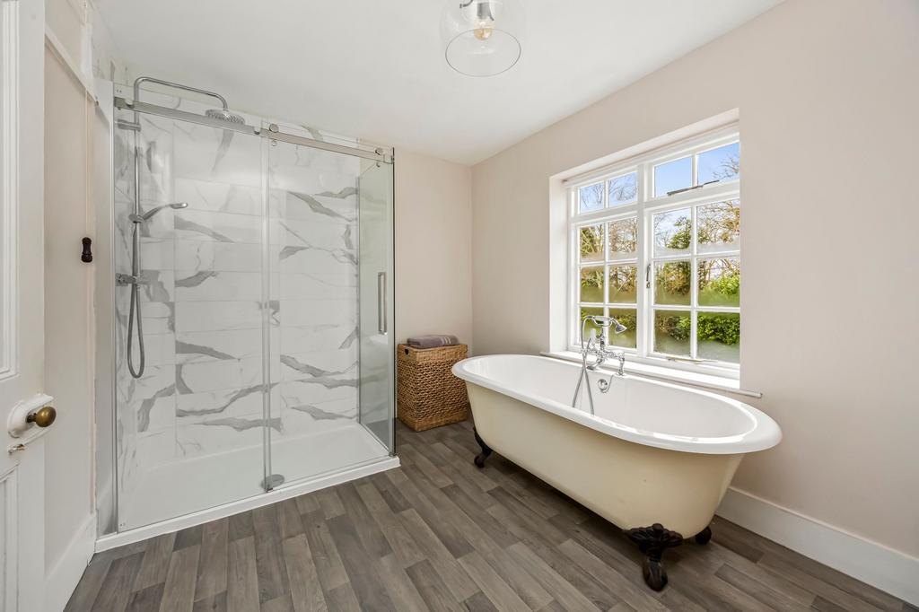 Main en suite bathroom to principle bedroom