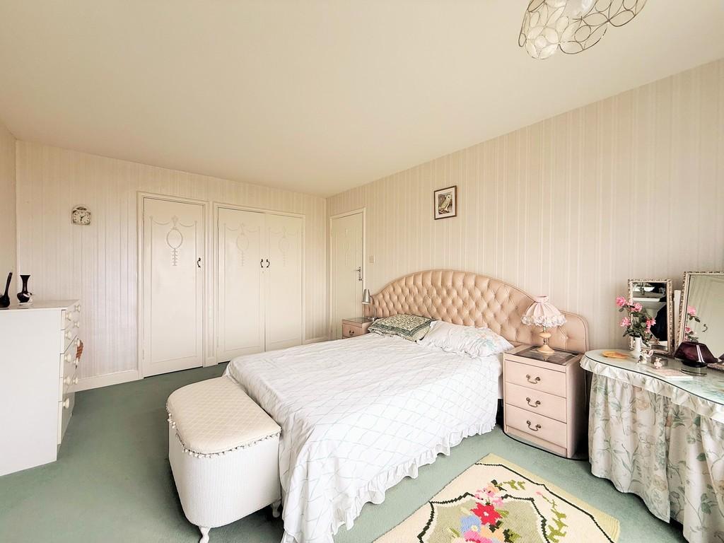 Master bed i