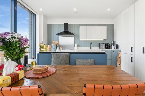 3 bedroom apartment for sale, Lewis House, Brentford, TW8