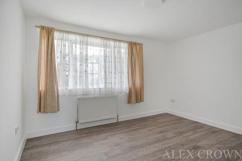 3 bedroom flat to rent, Bowes Road, New Southgate