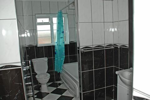 1 bedroom in a house share to rent, Brabazon Road, Hounslow TW5