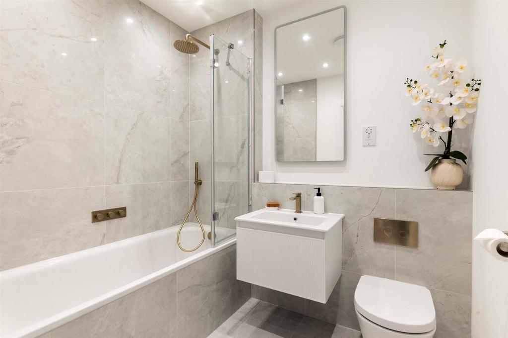 3 Mc Laren Court, 1 Cobham Road, KT22  9 AU-4.jpg