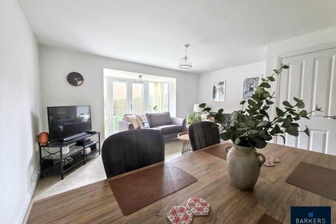 4 bedroom semi-detached house to rent, Heathfield Lane, Birkenshaw