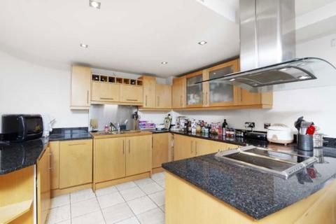 2 bedroom flat to rent, Millharbour, London E14