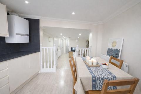 2 bedroom apartment to rent, Lavender Hill, London SW11