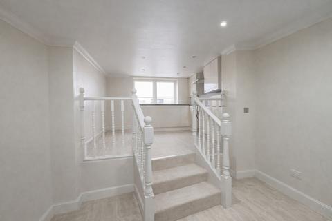 2 bedroom apartment to rent, Lavender Hill, London SW11