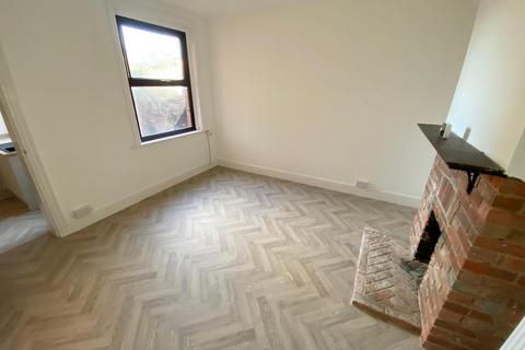 3 bedroom semi-detached house to rent, Fairlee Road, Newport