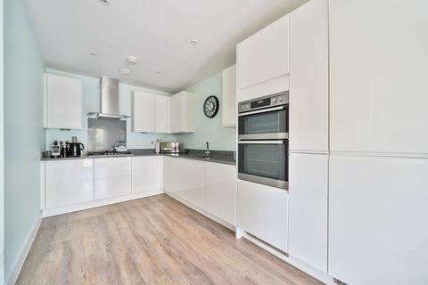 4 bedroom terraced house to rent, Rivermead Walk, Godalming GU7