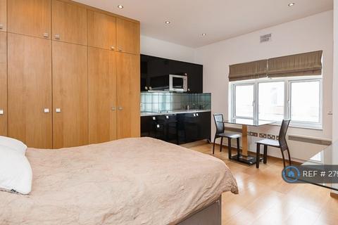 Studio to rent, Templars Avenue, London, NW11