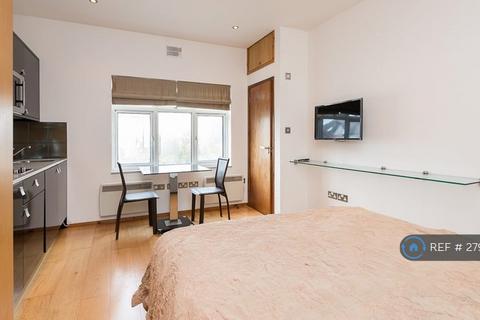 Studio to rent, Templars Avenue, London, NW11