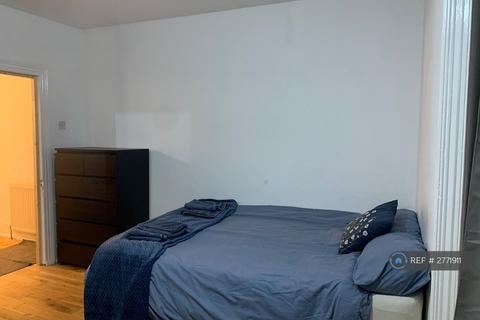 1 bedroom in a house share to rent, Winchester Road, London, N9