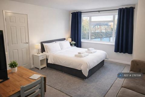 1 bedroom in a flat share to rent, Burnham, Slough, SL1