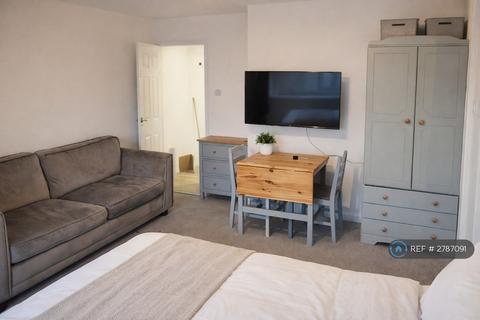 1 bedroom in a flat share to rent, Burnham, Slough, SL1