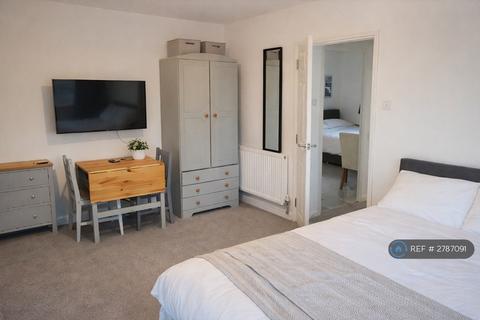 1 bedroom in a flat share to rent, Burnham, Slough, SL1