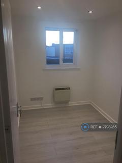 3 bedroom flat to rent, Juniper Court, Romford, RM6