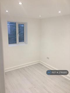 3 bedroom flat to rent, Juniper Court, Romford, RM6