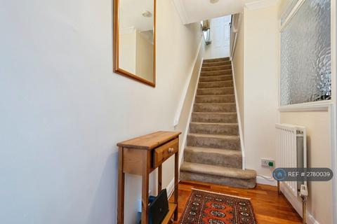 3 bedroom semi-detached house to rent, Waverley Close, Stevenage, SG2