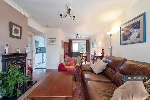 3 bedroom semi-detached house to rent, Waverley Close, Stevenage, SG2