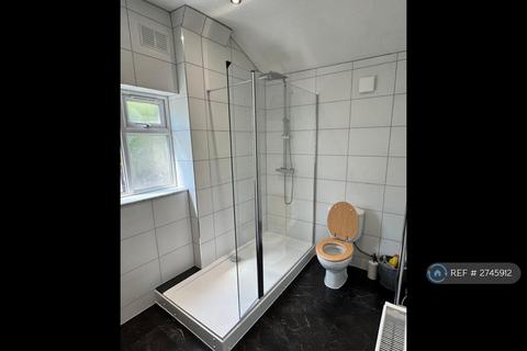 2 bedroom flat to rent, Castle Road, Northolt, UB5