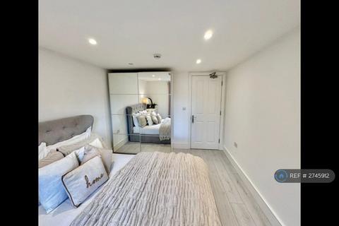 2 bedroom flat to rent, Castle Road, Northolt, UB5