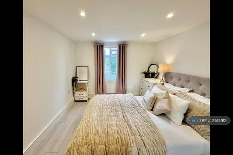 2 bedroom flat to rent, Castle Road, Northolt, UB5