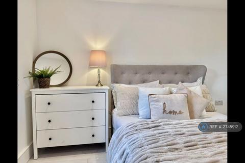 1 bedroom in a house share to rent, Castle Road, Northolt, UB5