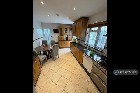 1 bedroom in a house share to rent, Castle Road, Northolt, UB5