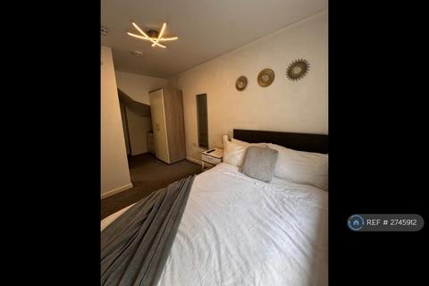 1 bedroom in a house share to rent, Castle Road, Northolt, UB5