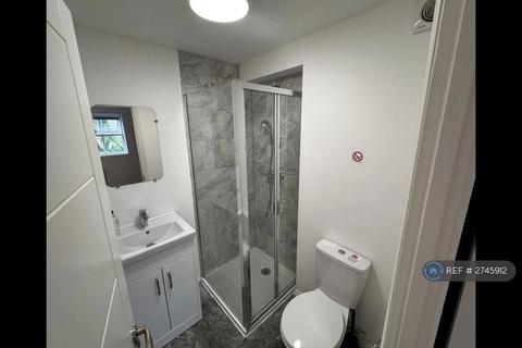1 bedroom in a house share to rent, Castle Road, Northolt, UB5