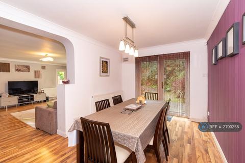 undefined, Thornbury Avenue, Isleworth, TW7