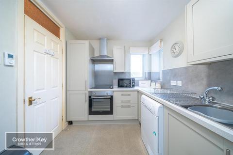 2 bedroom flat for sale, Silverlands Park, Buxton