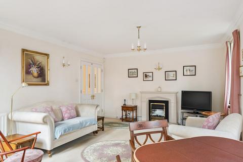 3 bedroom flat for sale, Oakfield Close, Amersham, Buckinghamshire, HP6 5TA