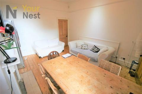 6 bedroom terraced house to rent, Ash Grove, Hyde Park, LS6 1AY