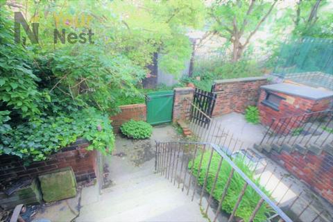 6 bedroom terraced house to rent, Ash Grove, Hyde Park, LS6 1AY