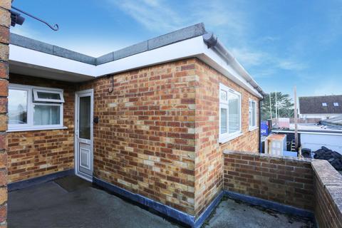 2 bedroom flat for sale, Milford Road, Lymington SO41