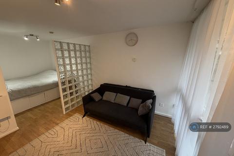 Studio to rent, Clipstone St, London, W1W