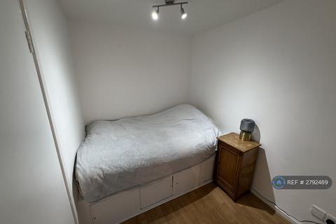 Studio to rent, Clipstone St, London, W1W