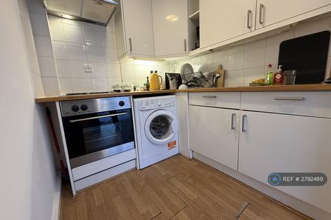 Studio to rent, Clipstone St, London, W1W