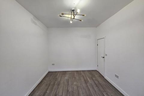 4 bedroom terraced house to rent, Russet Road, Manchester