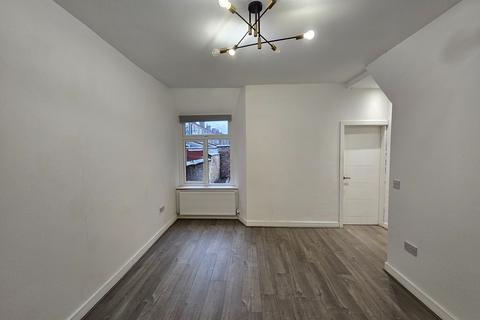 4 bedroom terraced house to rent, Russet Road, Manchester
