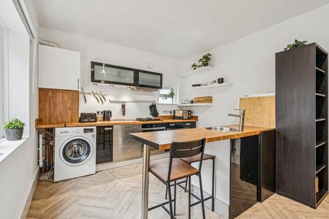 2 bedroom flat to rent, Bedford Hill, London SW12