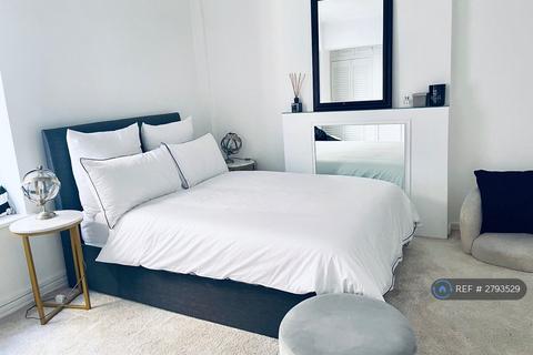 Studio to rent, Spring Street, London, W2