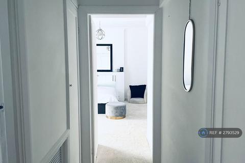 Studio to rent, Spring Street, London, W2