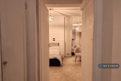Studio to rent, Spring Street, London, W2