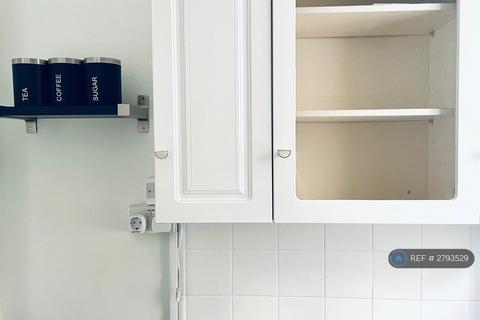 Studio to rent, Spring Street, London, W2