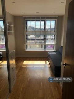 2 bedroom flat to rent, College House, London, SW15