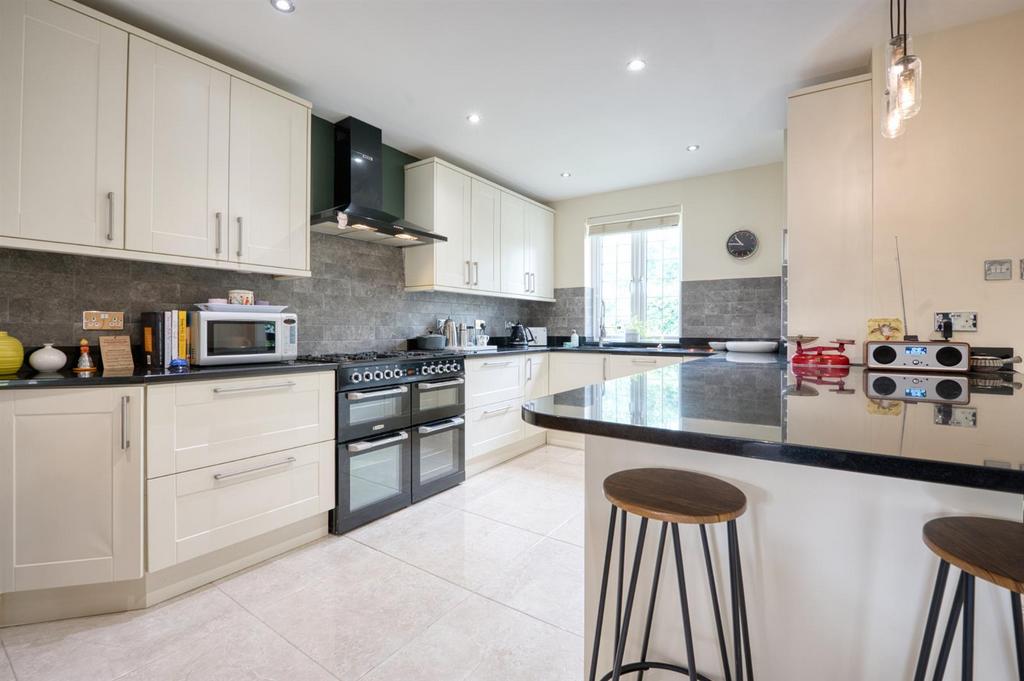 Kitchen - breakfast bar.jpg